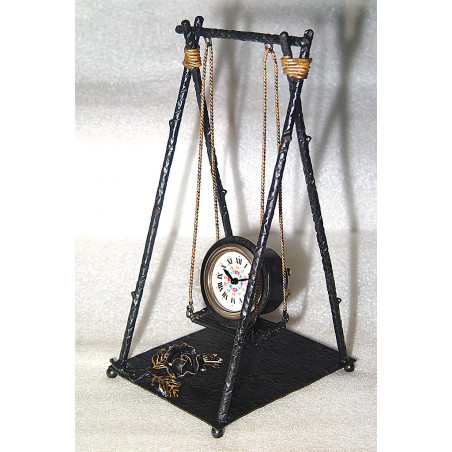 Originale pendule balançoire