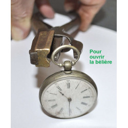 Pince aux bélières.