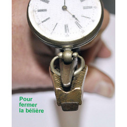Pince aux bélières.